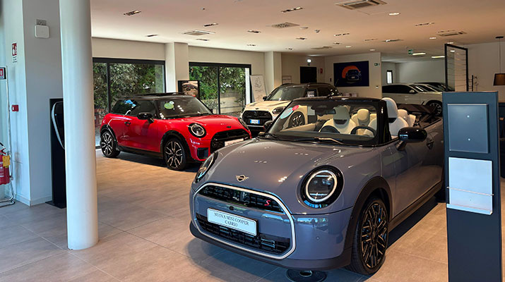 vediamo alcune MINI esposte all'interno di una concessionaria Target